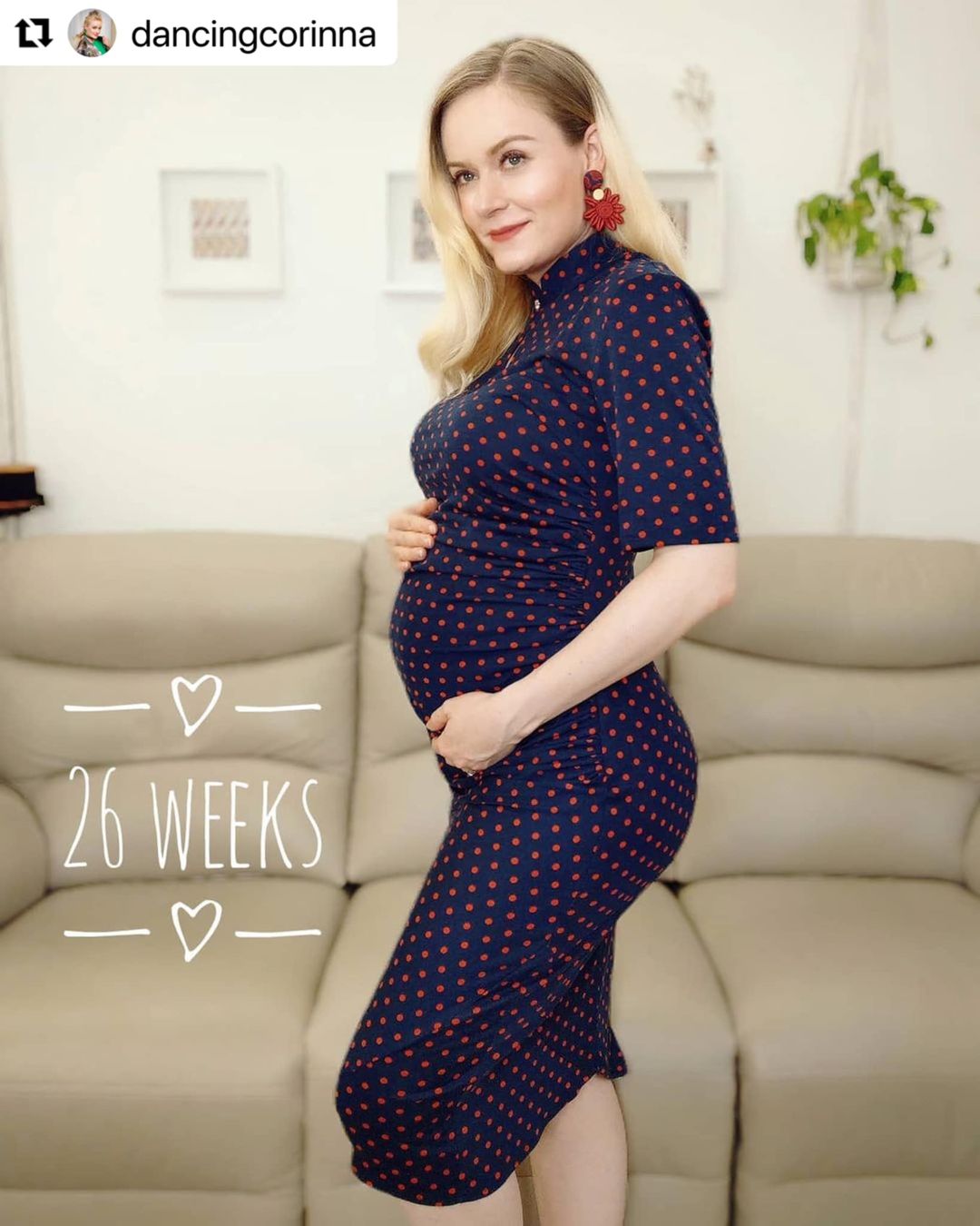 香港女演員陳明恩穿著 Polka Dot Beyond Maternity 系列