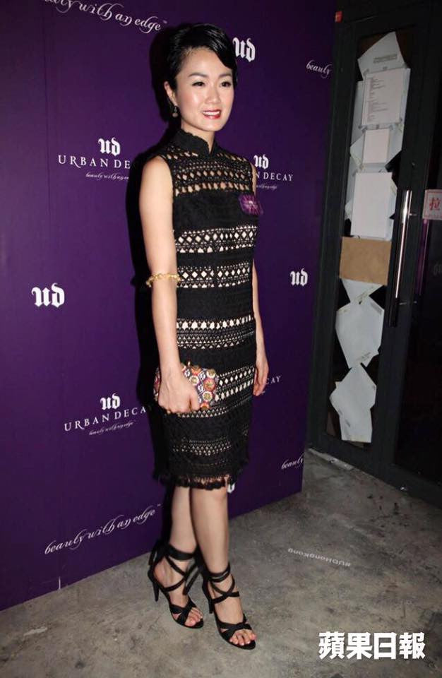 方健儀 Akina Fong Looks Elegant and Gorgeous in Black Botanic Lace and Nude Stripe Sleeveless Qipao