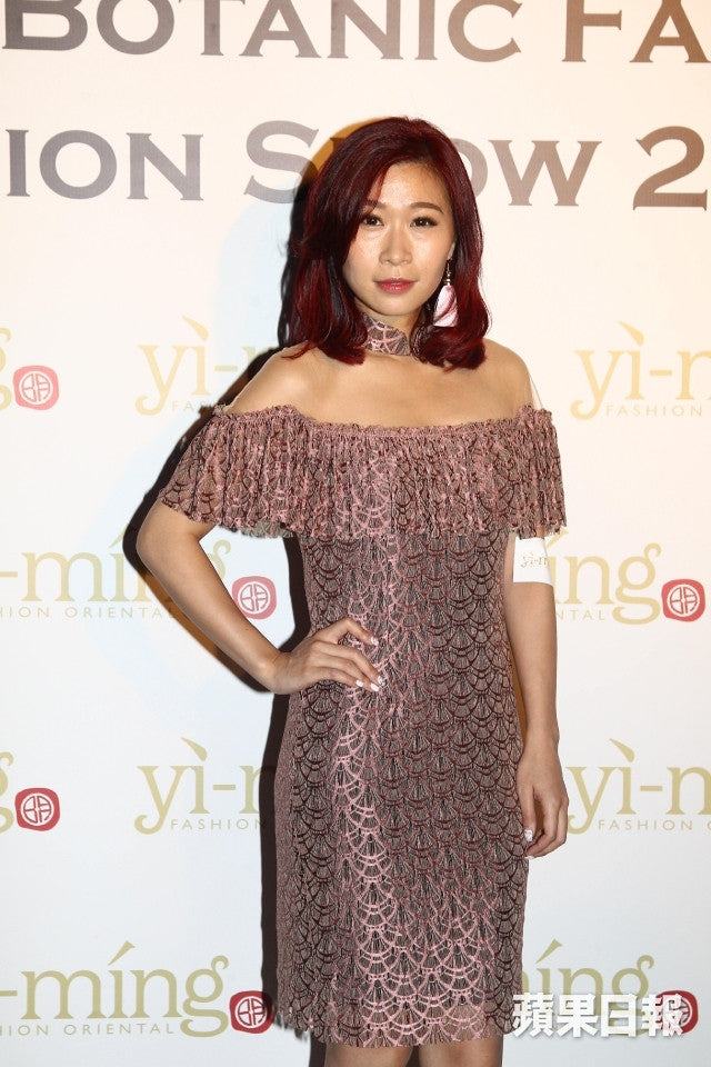 朱紫嬈 Khole Chu looks sexy in our new see-through elastic lace qipao