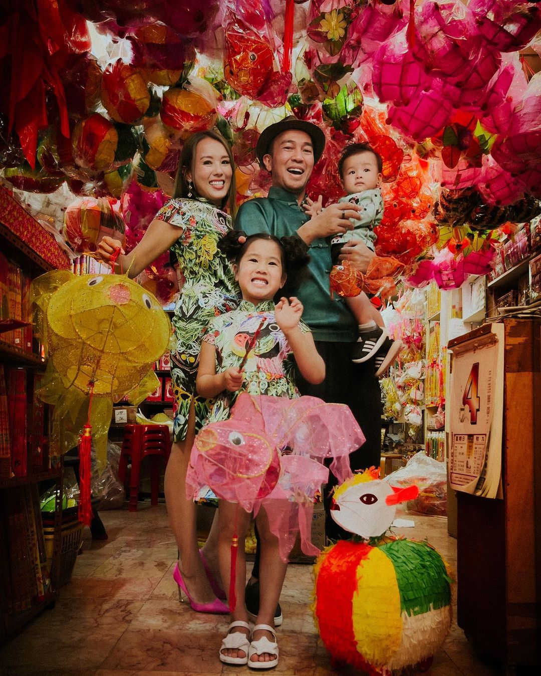 楊洛婷穿着Yi-ming旗袍過中秋,上載溫馨甜蜜全家福。