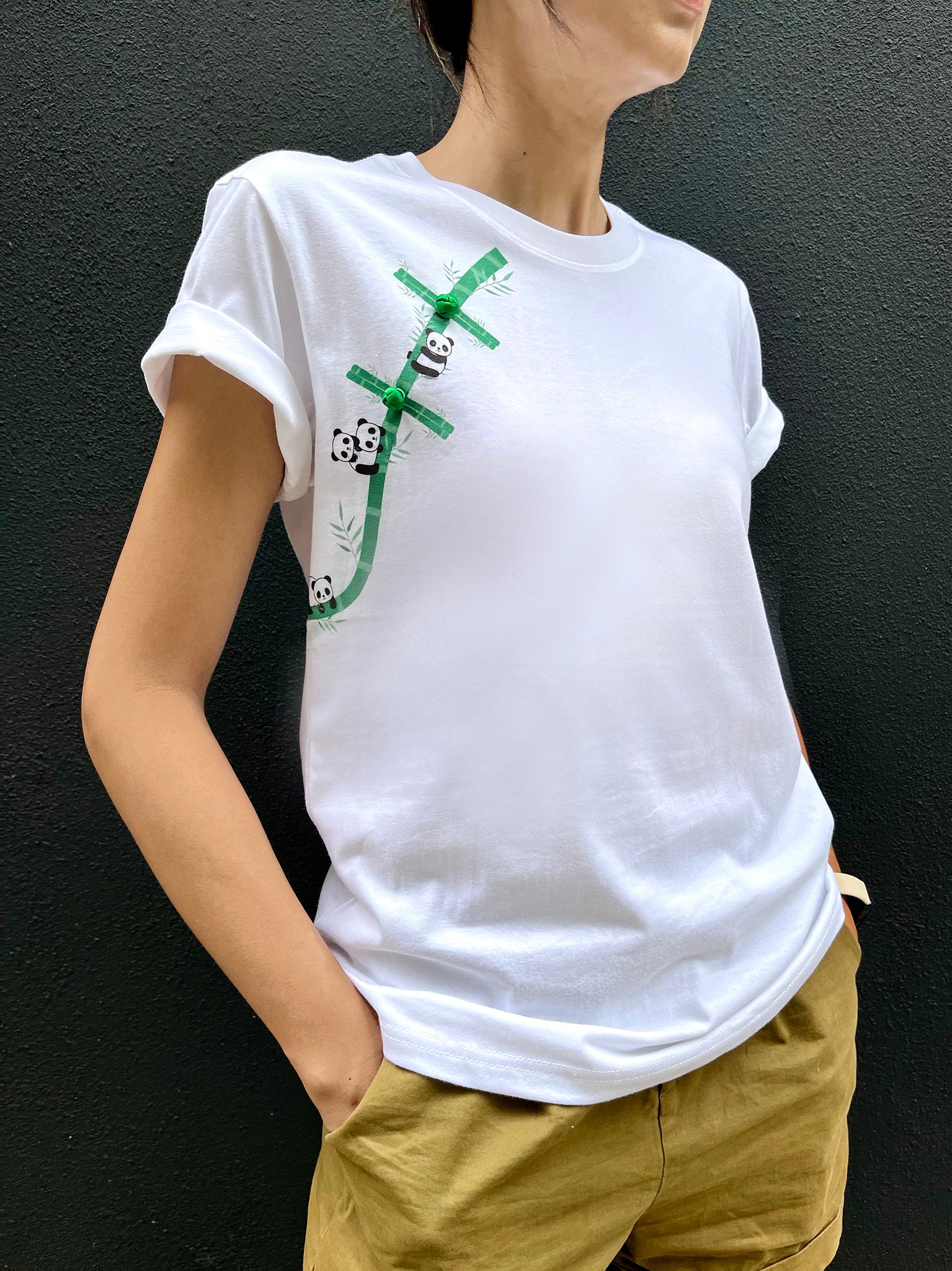 Yi-ming PETRA 熊貓竹葉中式花鈕印花白T恤(綠色)