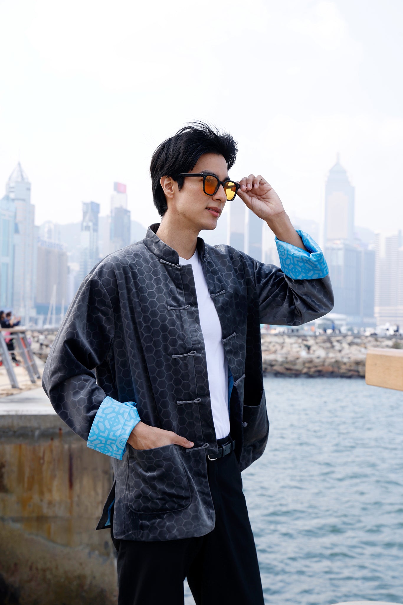 Yi-ming PERRY 中性蜂巢紋絨面功夫外套 (深灰色)