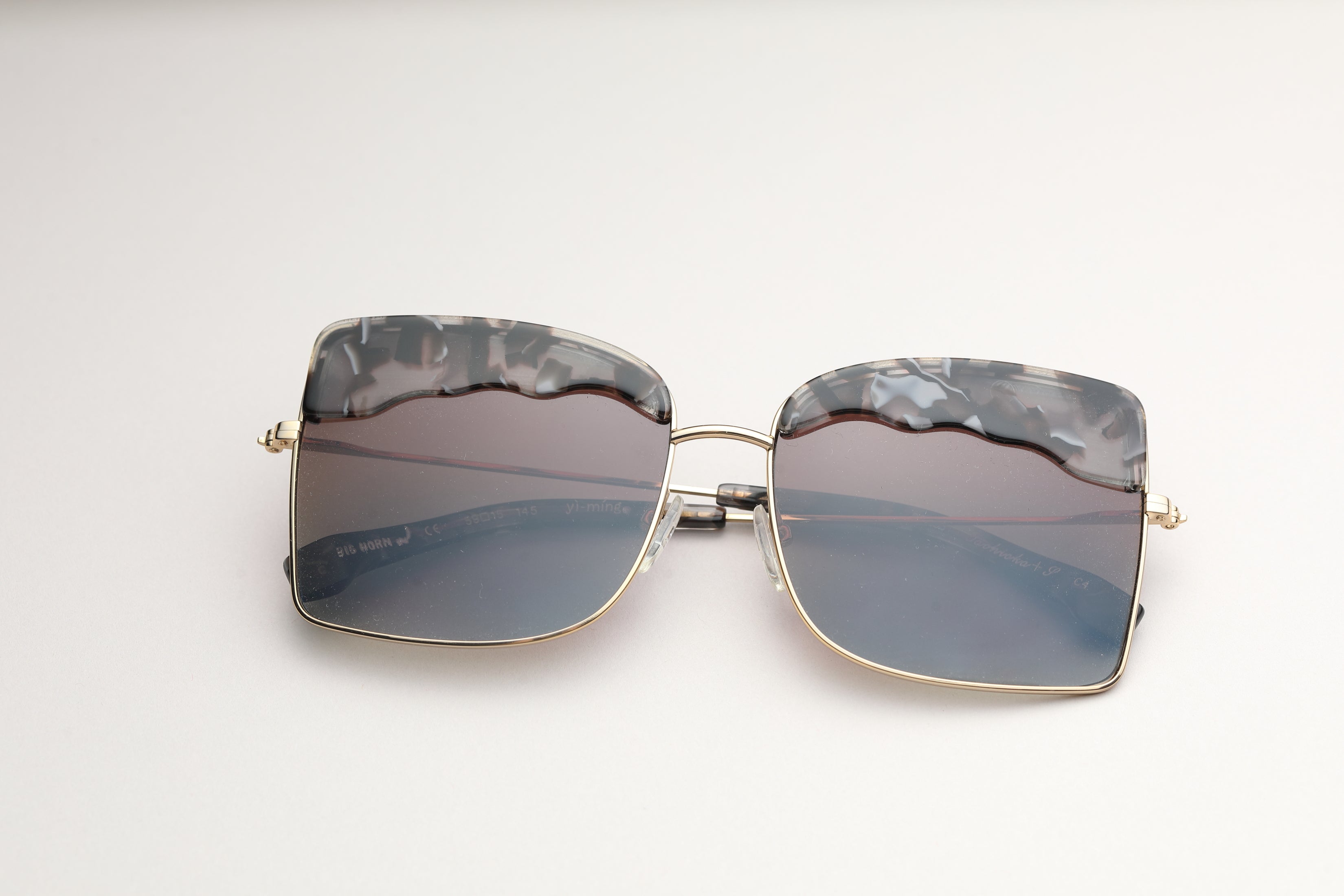 Yi-ming X Big Horn Square Chic Eye Shape Eyebrow Decoration Sunglasses (Gold / Black Tortoise)