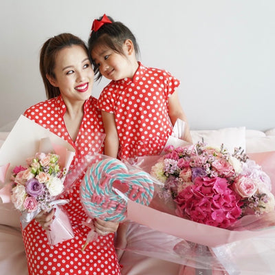 藝人楊洛婷與女兒穿着Yi-ming Polk Dot Maternity系列的親子裝。