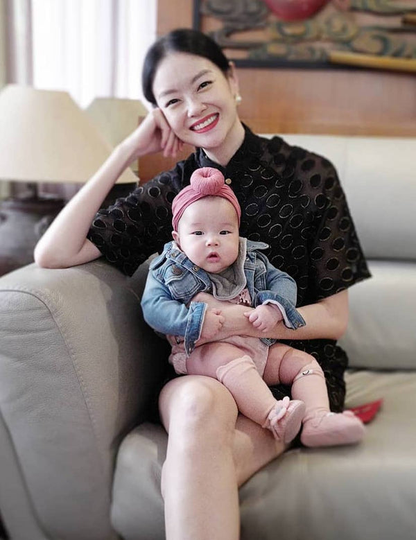 新加坡超模演員 Sheila Sim沈琳宸⁣以模特兒身材展示 Yi-ming Polk Dot Maternity系列的