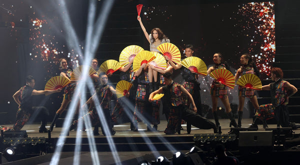 Yi-ming 為 《絕色莫文蔚世界巡迴演唱會香港站》的樂手與舞蹈藝員設計華麗服裝