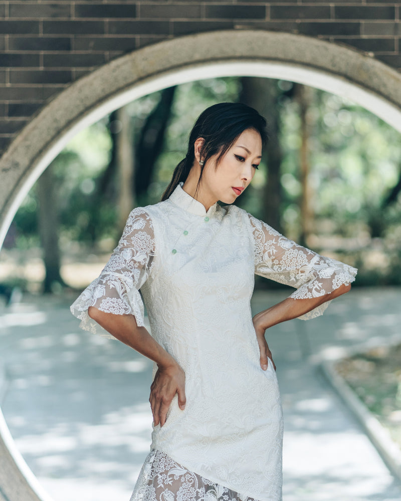 不對稱美人魚下擺網布四分一袖白色刺繡旗袍